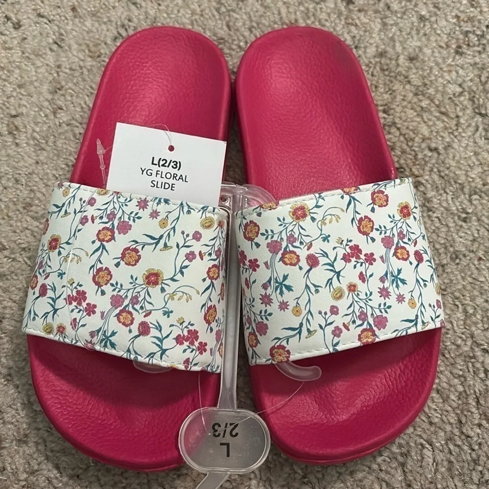 🛍️NWT FUSIA FLORAL SLIDES SIZE 2-3 Little Girls)